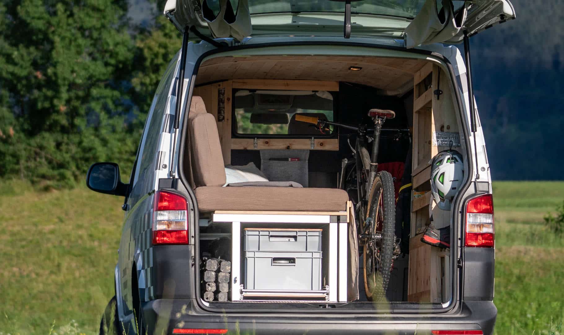 Innovativer Bike-Ausbau für VW Multivan T5-T6.1 von easygoinc. - Cleverer Camper-Ausbau mit Platz für Fahrräder