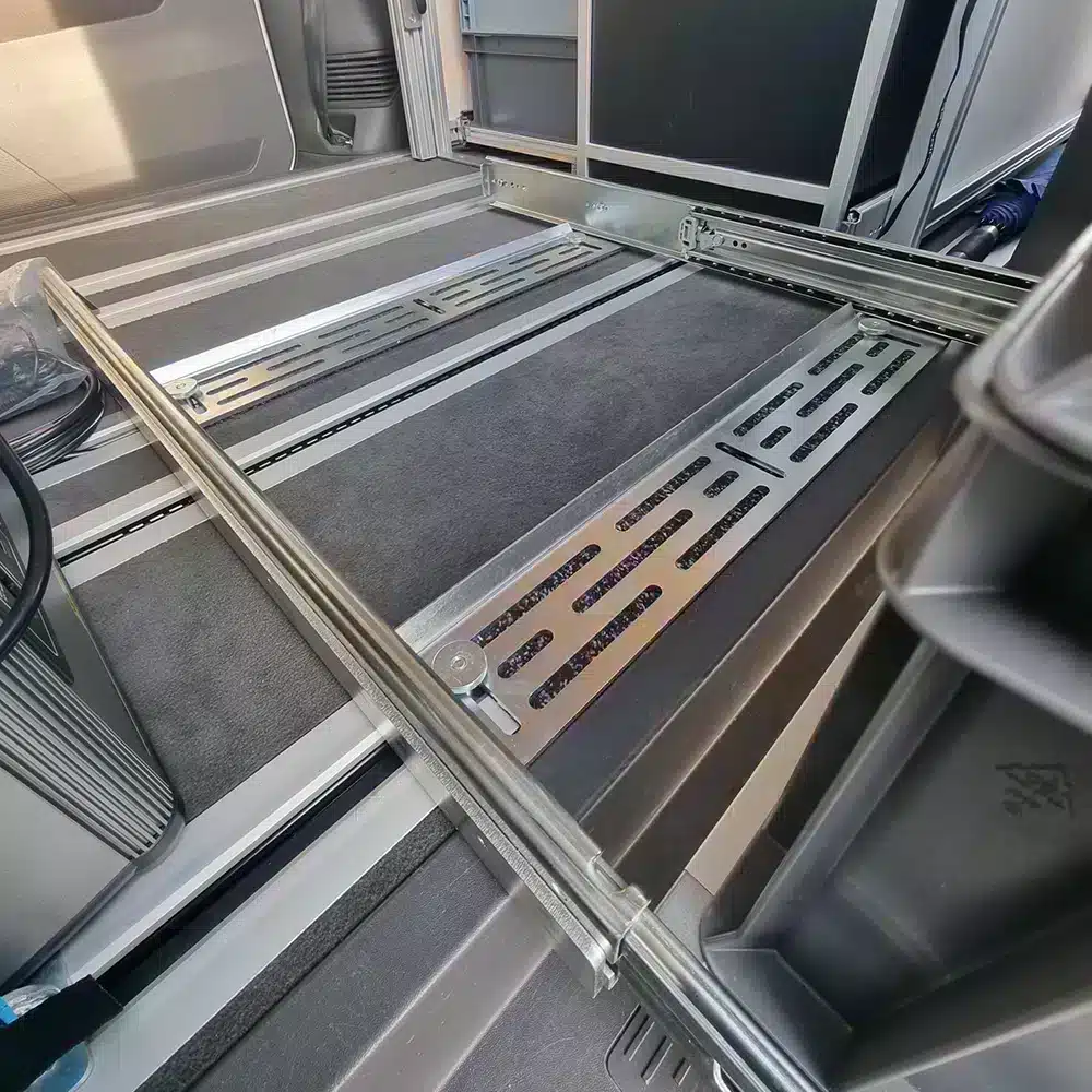 shop_produkt_easygoinc_vanlife_module_slideout_schiebetürauszug_61x81cm_für_vw_t7_multivan_ab_2021_04